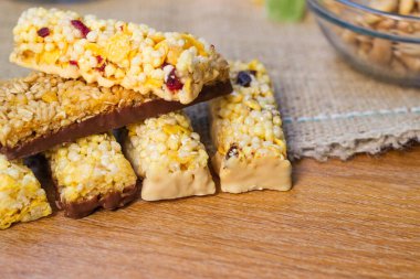 Sağlıklı fındıklı ve kuru meyveli granola barları