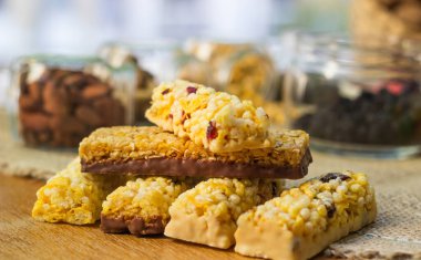 Sağlıklı fındıklı ve kuru meyveli granola barları