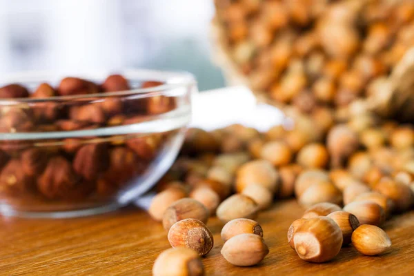 Hazelnoten Een Rieten Mandje Oude Houten Tafel — Stockfoto