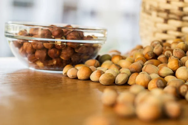 Hazelnoten Een Rieten Mandje Oude Houten Tafel — Stockfoto