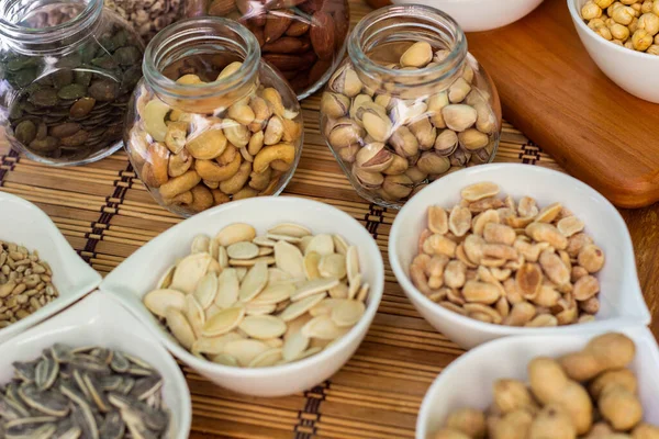 Verschiedene Haufen Gemischter Nüsse Und Samen Gesunde Sammlung Von Nüssen — Stockfoto