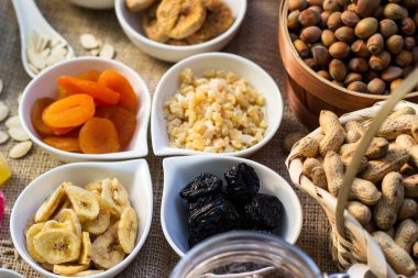 Granola bar. Sağlıklı fındık ve kurutulmuş meyve.