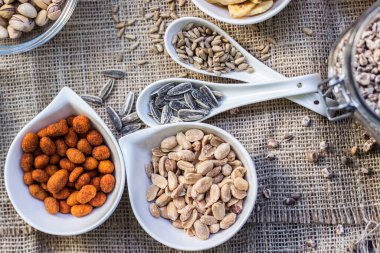 Granola bar. Sağlıklı fındık ve kurutulmuş meyve.
