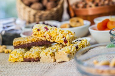 Ahşap arka planda karışık fındık ve hasır sepet çeşitleri