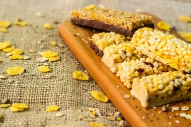 Sağlıklı granola çubukları ve tahıllar