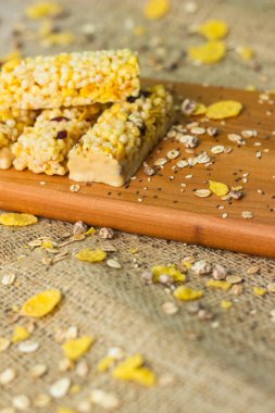 Sağlıklı granola çubukları ve tahıllar