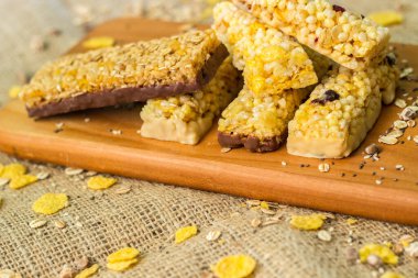 Sağlıklı granola çubukları ve tahıllar