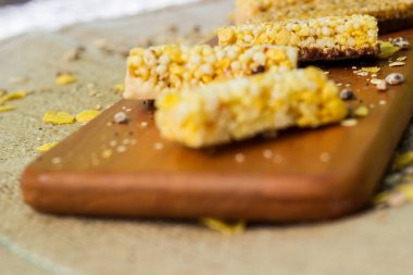 Granola çikolataları ve karışık fındıklar. Fıstıklı, çikolatalı, kurutulmuş meyveli, susamlı ve ayçiçeği tohumlu.