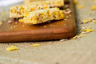 Granola çikolataları ve karışık fındıklar. Fıstıklı, çikolatalı, kurutulmuş meyveli, susamlı ve ayçiçeği tohumlu.