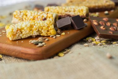 Granola çikolataları ve karışık fındıklar. Fıstıklı, çikolatalı, kurutulmuş meyveli, susamlı ve ayçiçeği tohumlu.