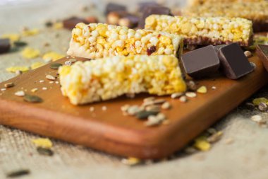 Granola çikolataları ve karışık fındıklar. Fıstıklı, çikolatalı, kurutulmuş meyveli, susamlı ve ayçiçeği tohumlu.