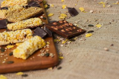 Granola çikolataları ve karışık fındıklar. Fıstıklı, çikolatalı, kurutulmuş meyveli, susamlı ve ayçiçeği tohumlu.