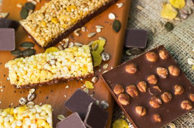 Granola çikolataları ve karışık fındıklar. Fıstıklı, çikolatalı, kurutulmuş meyveli, susamlı ve ayçiçeği tohumlu.