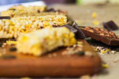 Granola çikolataları ve karışık fındıklar. Fıstıklı, çikolatalı, kurutulmuş meyveli, susamlı ve ayçiçeği tohumlu.