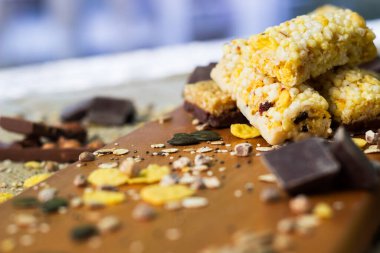 Organik granola çikolataları, fındıklı karışık fındık ve çikolata. Sağlıklı çerez