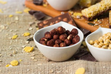 Organik granola çikolataları, fındıklı karışık fındık ve çikolata. Sağlıklı çerez