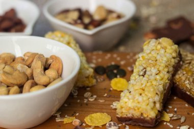 Granola çikolataları ve karışık fındıklar. Fıstıklı, çikolatalı, kurutulmuş meyveli, susamlı ve ayçiçeği tohumlu.