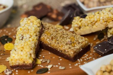 Granola çikolataları ve karışık fındıklar. Fıstıklı, çikolatalı, kurutulmuş meyveli, susamlı ve ayçiçeği tohumlu.