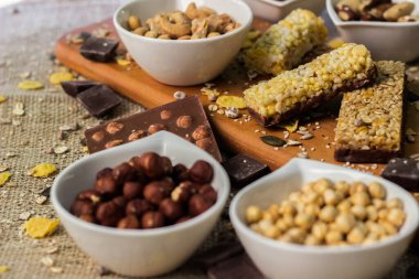 Granola çikolataları ve karışık fındıklar. Fıstıklı, çikolatalı, kurutulmuş meyveli, susamlı ve ayçiçeği tohumlu.