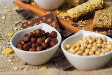 Granola çikolataları ve karışık fındıklar. Fıstıklı, çikolatalı, kurutulmuş meyveli, susamlı ve ayçiçeği tohumlu.