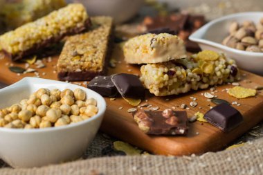 Granola çikolataları ve karışık fındıklar. Fıstıklı, çikolatalı, kurutulmuş meyveli, susamlı ve ayçiçeği tohumlu.