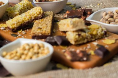 Granola çikolataları ve karışık fındıklar. Fıstıklı, çikolatalı, kurutulmuş meyveli, susamlı ve ayçiçeği tohumlu.