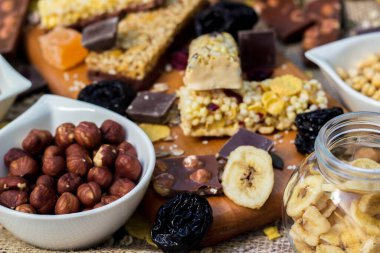 Sağlıklı fındıklı ve kuru meyveli granola barları