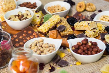 Sağlıklı fındıklı ve kuru meyveli granola barları