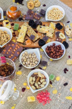 Granola çikolataları ve karışık fındıklar. Fıstıklı, çikolatalı, kurutulmuş meyveli, susamlı ve ayçiçeği tohumlu.