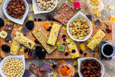 Granola çikolataları ve karışık fındıklar. Fıstıklı, çikolatalı, kurutulmuş meyveli, susamlı ve ayçiçeği tohumlu.