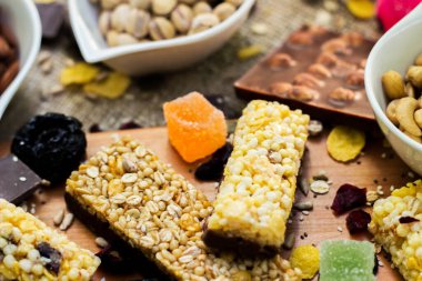 Granola çikolataları ve karışık fındıklar. Fıstıklı, çikolatalı, kurutulmuş meyveli, susamlı ve ayçiçeği tohumlu.