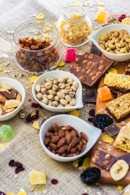 Granola çikolataları ve karışık fındıklar. Fıstıklı, çikolatalı, kurutulmuş meyveli, susamlı ve ayçiçeği tohumlu.