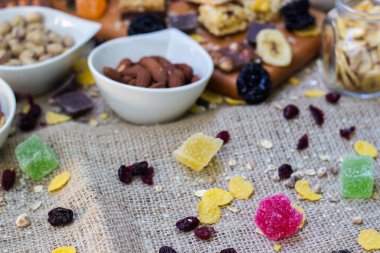 Granola çikolataları ve karışık fındıklar. Fıstıklı, çikolatalı, kurutulmuş meyveli, susamlı ve ayçiçeği tohumlu.