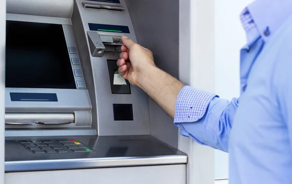 Adamın Bir Atm Kullanarak Kredi Kartıyla Elini — Stok fotoğraf