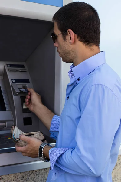 Mano Del Hombre Con Tarjeta Crédito Usando Cajero Automático — Foto de Stock