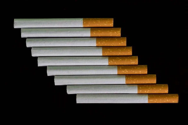 Cigarrillos Dispuestos Fila Fondo Negro —  Fotos de Stock