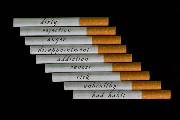 Cigarros Com Sinais Aviso Fundo Preto — Fotografia de Stock