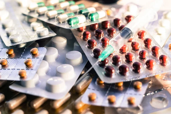 Muitas Pílulas Coloridas Comprimidos Cápsulas Medicamento Médico Medicação Seringa Insulina — Fotografia de Stock