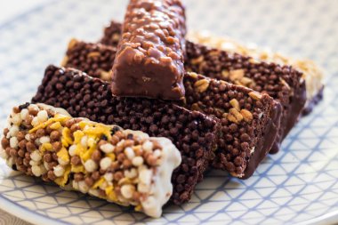 Fındık ve meyve karışımlı granola enerji barı