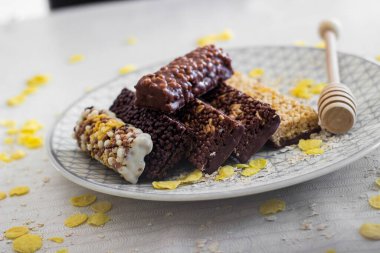 Fındık ve meyve karışımlı granola enerji barı