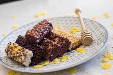 Fındık ve meyve karışımlı granola enerji barı