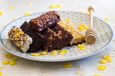 Fındık ve meyve karışımlı granola enerji barı