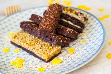 Fındık ve meyve karışımlı granola enerji barı