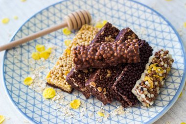 Fındık ve meyve karışımlı granola enerji barı