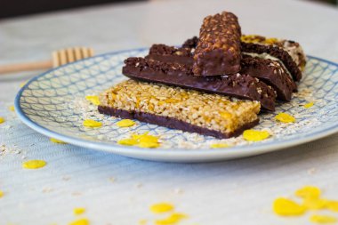 Fındık ve meyve karışımlı granola enerji barı