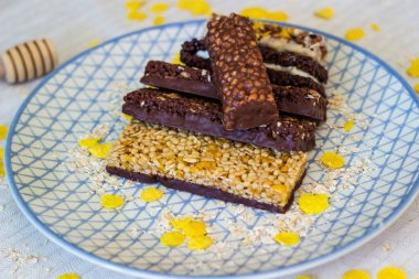 Fındık ve meyve karışımlı granola enerji barı