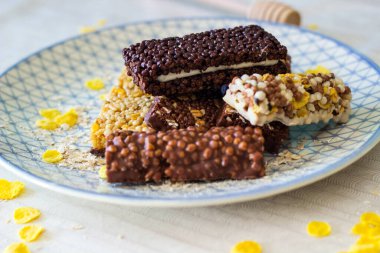 Fındık ve meyve karışımlı granola enerji barı