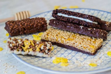 Fındık ve meyve karışımlı granola enerji barı