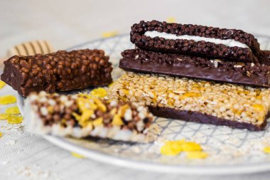 Fındık ve meyve karışımlı granola enerji barı