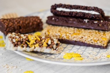 Fındık ve meyve karışımlı granola enerji barı